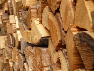 Měkké štípané dřevo 33cm sypané